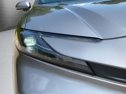 Used 2025 Toyota Camry SE w/ Convenience Package image 11