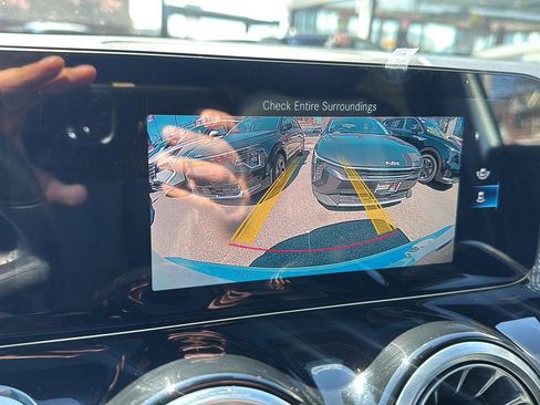 Used 2022 Mercedes-Benz GLB 250 4MATIC w/ Premium Package Lite image 18