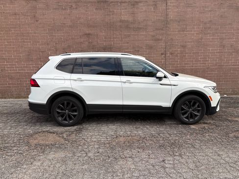 Used 2022 Volkswagen Tiguan SE w/ Panoramic Sunroof Package FWD image 6