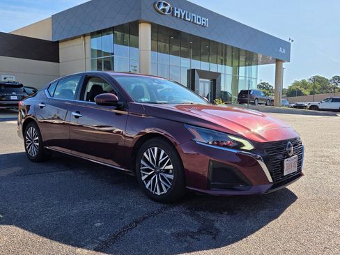 Used 2023 Nissan Altima 2.5 SV FWD image 1