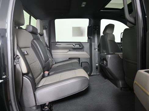 Used 2025 Chevrolet Silverado 2500 ZR2 w/ Technology Package image 17