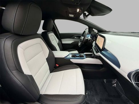 Used 2025 Chevrolet Equinox EV LT image 14