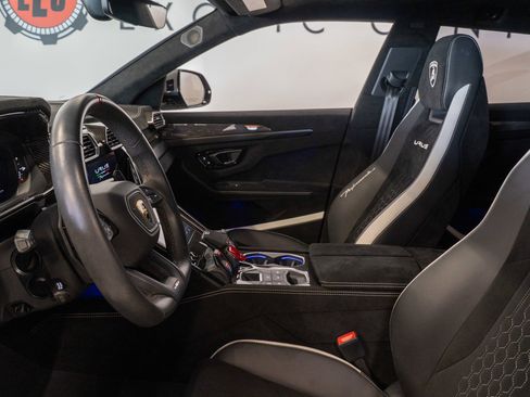Used 2023 Lamborghini Urus Performante AWD/4WD image 3