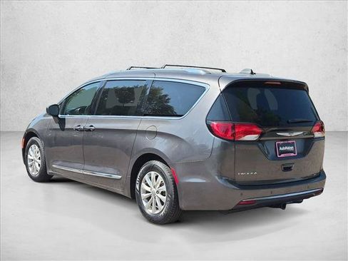Used 2018 Chrysler Pacifica Touring-L FWD image 8