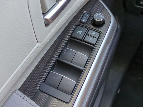 Used 2023 Toyota Sienna Limited image 23