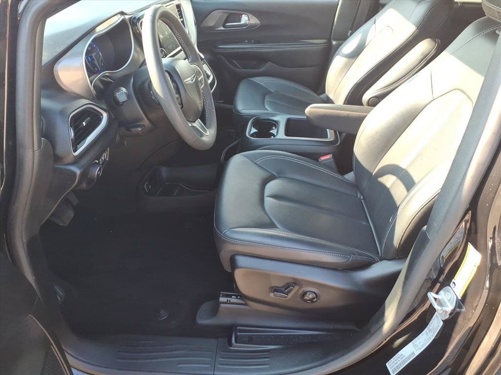 Used 2025 Chrysler Pacifica Select FWD image 12
