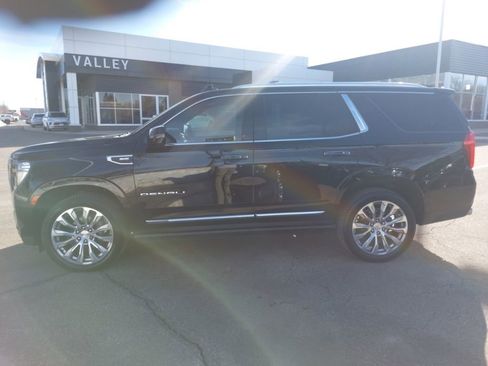 Used 2022 GMC Yukon Denali w/ Denali Premium Package image 3