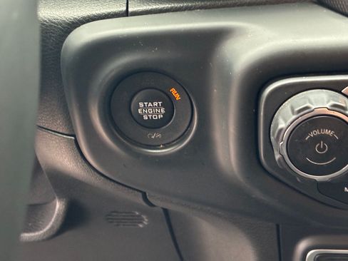 Used 2018 Jeep Wrangler Unlimited Sahara AWD/4WD image 18