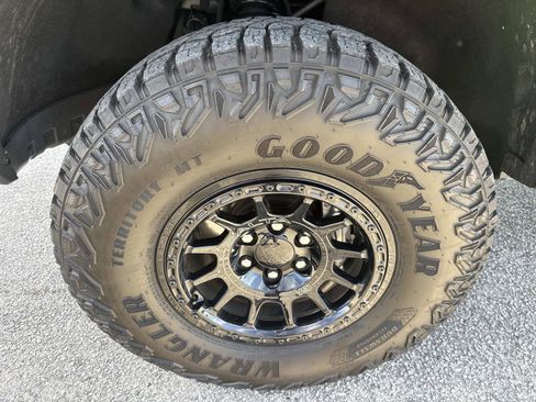 Certified 2024 GMC Canyon AT4X w/ AT4X AEV Edition image 11