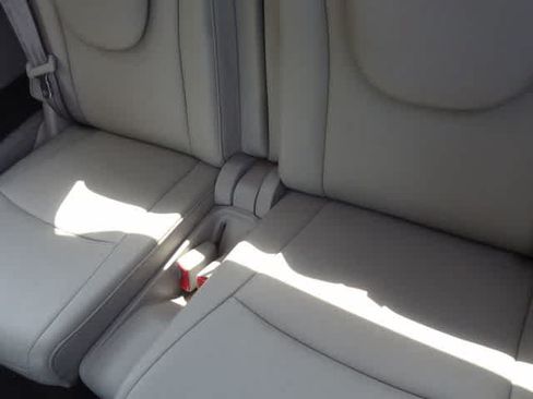 Used 2013 Toyota Highlander SE FWD image 17