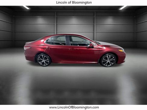 Used 2018 Toyota Camry SE image 4