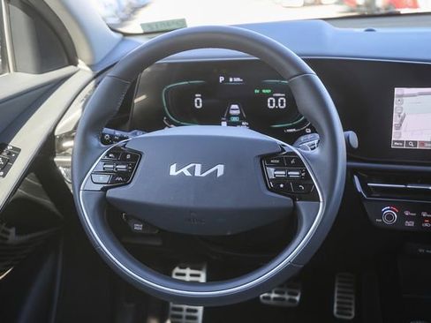 Used 2023 Kia Niro EX Touring image 16