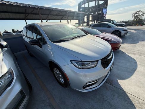 Used 2026 Chrysler Pacifica Select FWD image 3