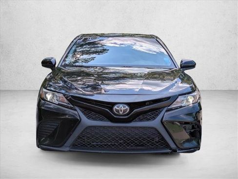 Used 2018 Toyota Camry SE FWD image 2