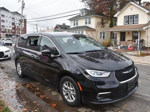 Used 2024 Chrysler Pacifica Touring-L FWD image 4