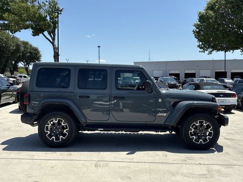 Used 2024 Jeep Wrangler Unlimited Sahara w/ Technology Group AWD/4WD image 2