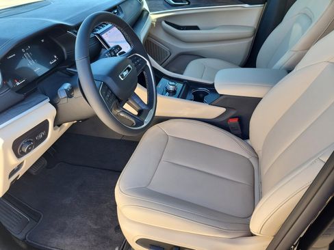 New 2025 Jeep Grand Cherokee Limited w/ Black Appearance Package image 24