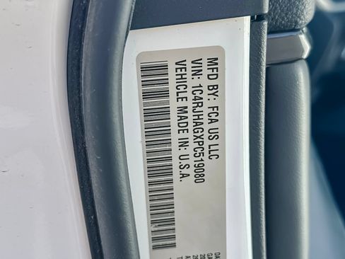Used 2023 Jeep Grand Cherokee Altitude AWD/4WD image 37
