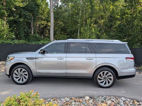 Used 2024 Lincoln Navigator L Reserve AWD/4WD image 2