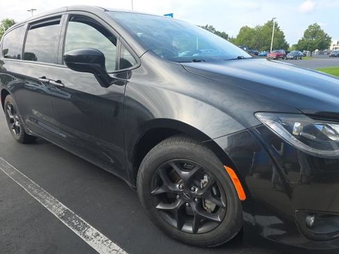 Used 2018 Chrysler Pacifica Touring Plus w/ S Appearance Package FWD image 8