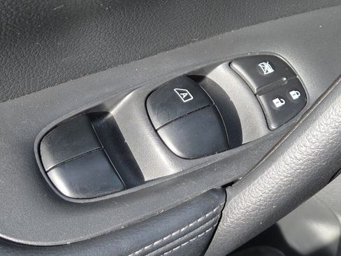 Used 2016 Nissan Rogue SV image 30