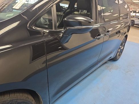 Used 2025 Chrysler Pacifica Limited FWD image 19