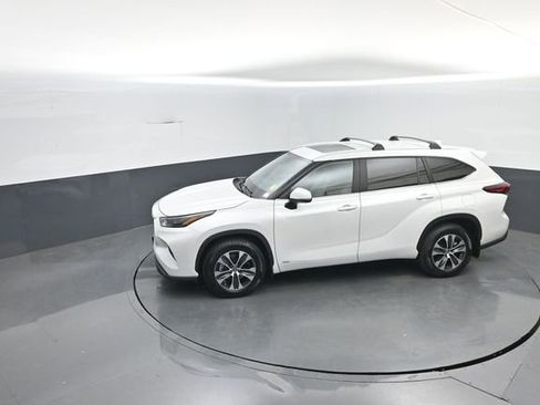 Used 2023 Toyota Highlander XLE AWD/4WD image 22