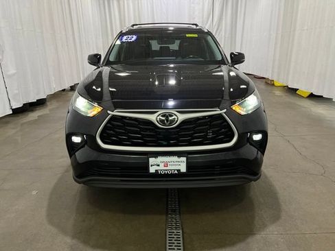 Used 2022 Toyota Highlander XLE AWD/4WD image 8