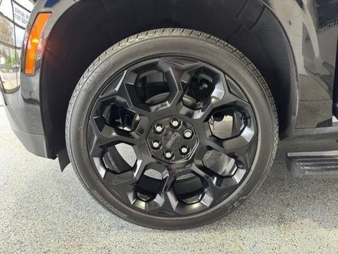 Used 2025 GMC Yukon Denali Ultimate AWD/4WD image 28