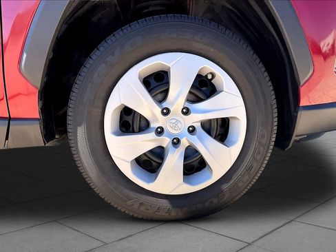 Used 2019 Toyota RAV4 LE FWD image 22