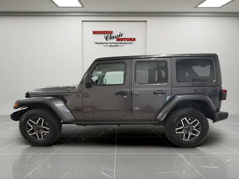 Used 2025 Jeep Wrangler Unlimited Sahara AWD/4WD image 2