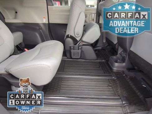 Used 2024 Toyota Sienna Limited image 25
