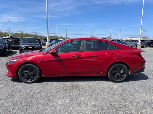 Used 2022 Hyundai Elantra SEL w/ Cargo Package FWD image 2