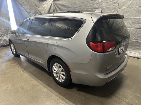 Used 2017 Chrysler Pacifica Touring-L image 4