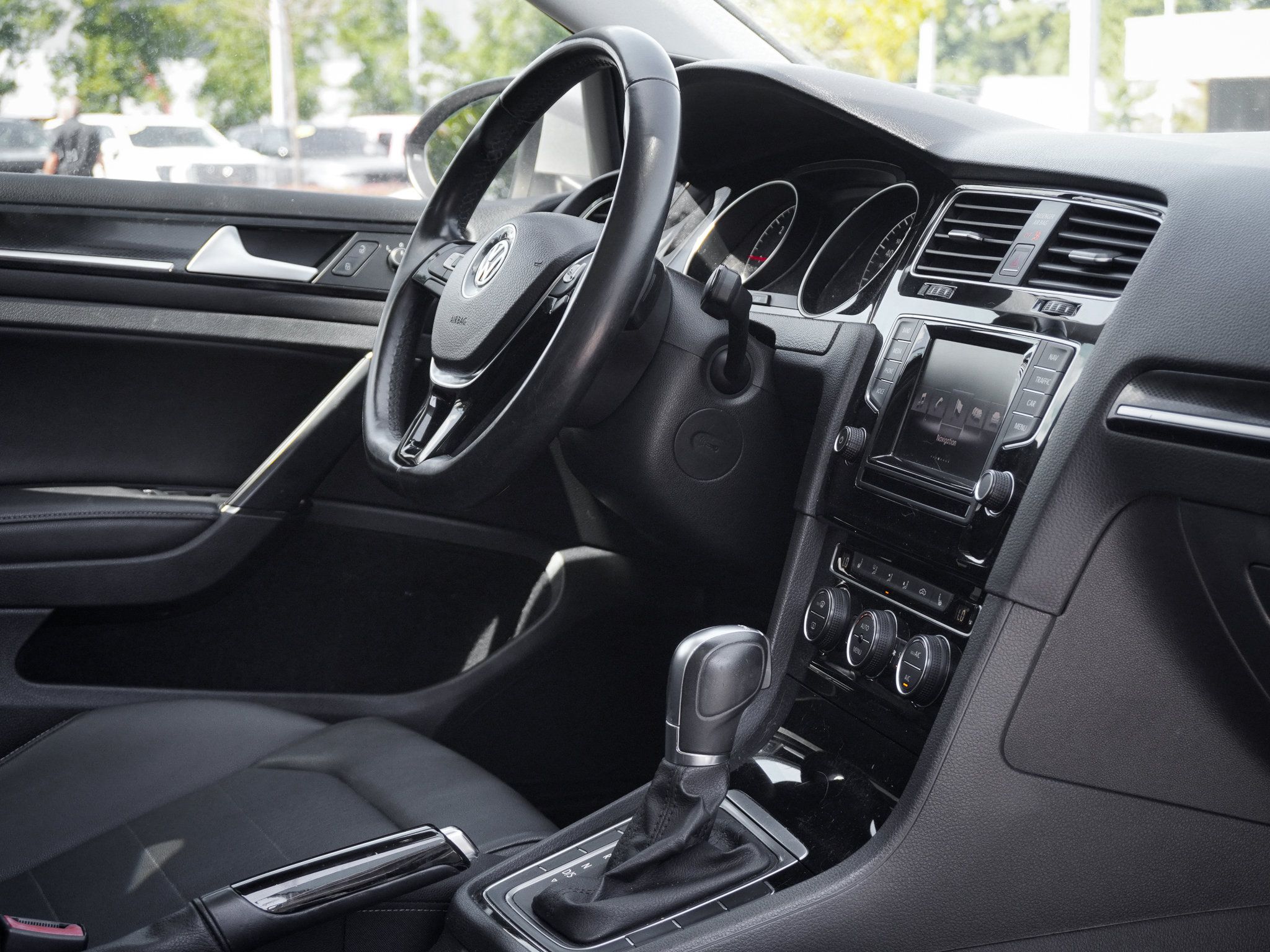 Used 2015 Volkswagen Golf TDI SEL w/ Lighting Package (SEL) FWD image 34
