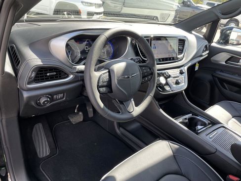 New 2026 Chrysler Pacifica Limited image 13