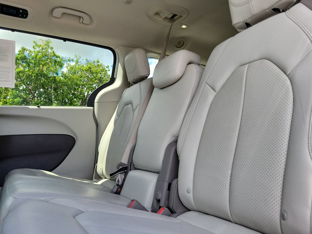 Used 2020 Chrysler Pacifica Touring-L w/ Advanced Safetytec Group FWD image 8