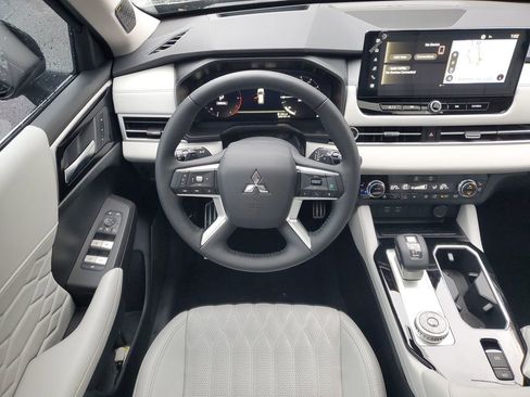 New 2025 Mitsubishi Outlander Platinum Edition image 9