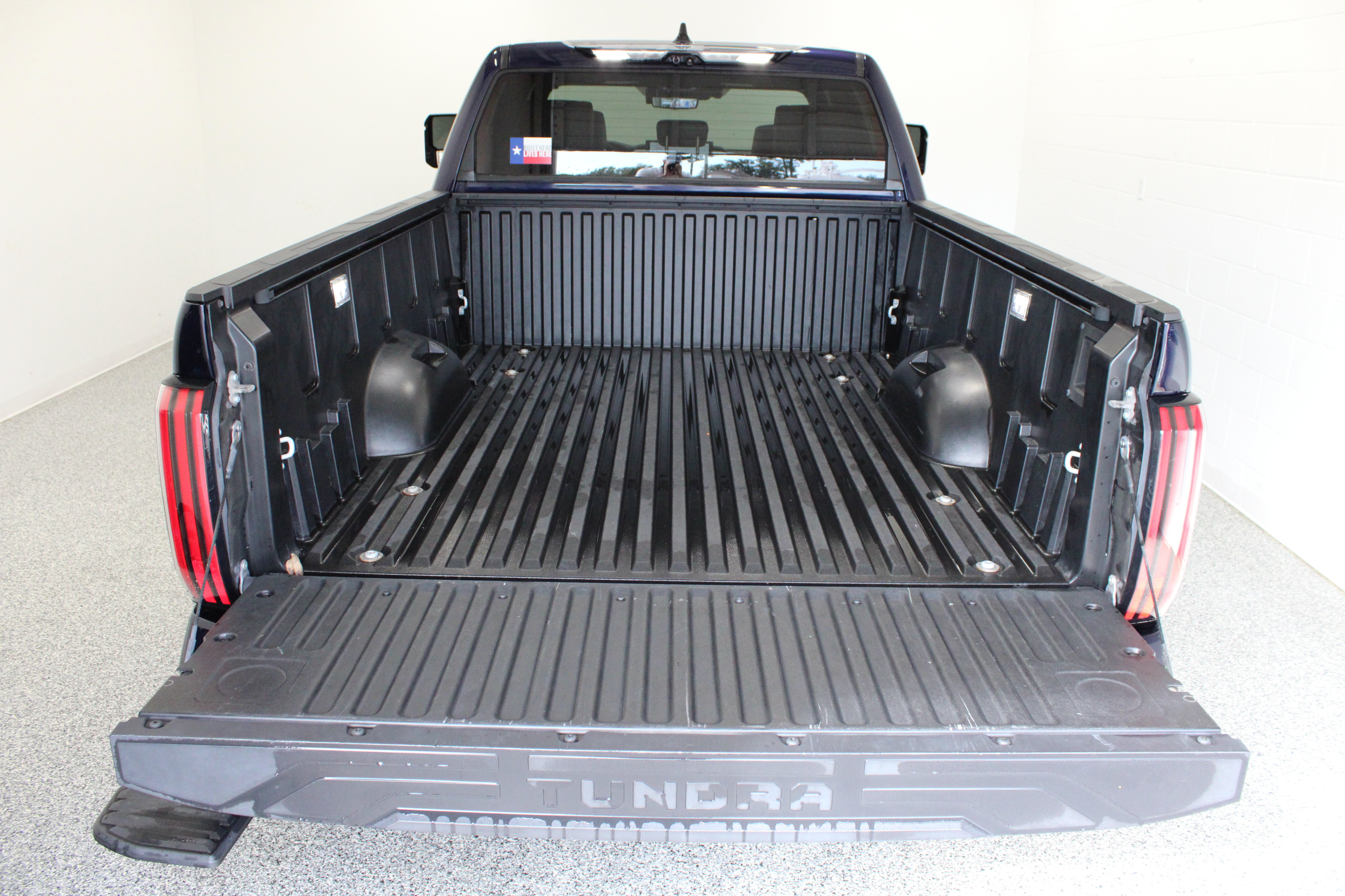 Used 2023 Toyota Tundra Platinum w/ Advanced Package AWD/4WD image 9