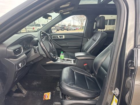 Used 2020 Ford Explorer XLT w/ Equipment Group 202A image 9
