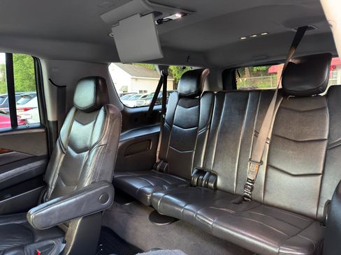 Used 2020 Cadillac Escalade ESV Premium Luxury AWD/4WD image 12