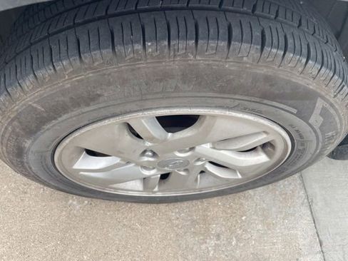 Used 2021 Hyundai Venue SE FWD image 3