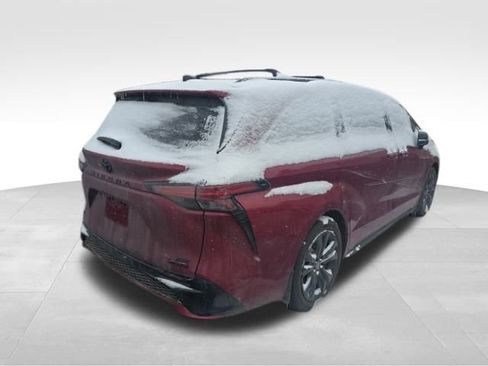 Used 2024 Toyota Sienna XSE w/ XSE Premium Package image 4