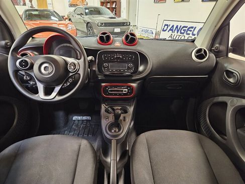 Used 2017 smart fortwo pure RWD image 21