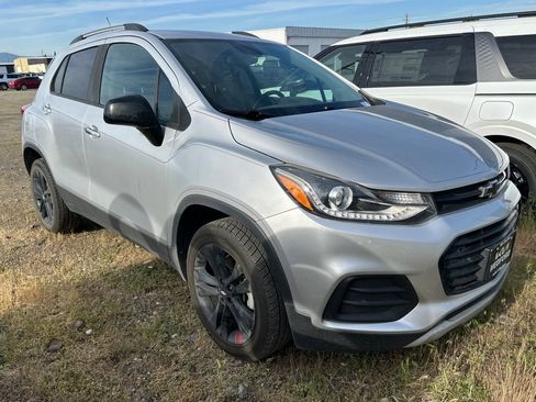 Used 2018 Chevrolet Trax LT w/ Sun & Sound Package AWD/4WD image 2