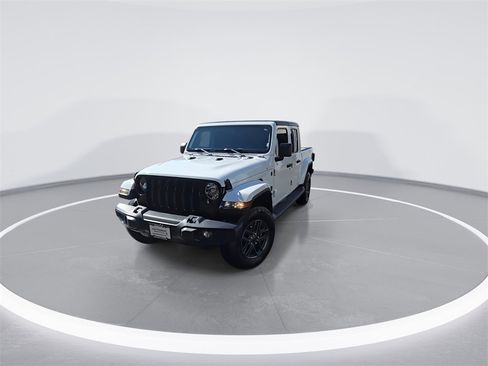 Used 2022 Jeep Gladiator Sport image 3