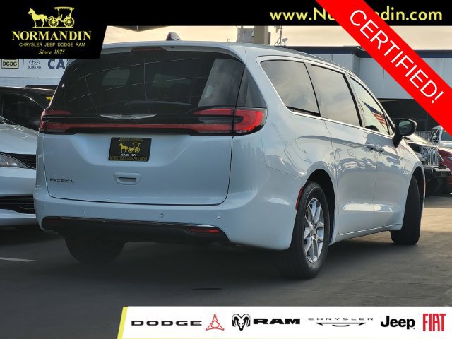 Certified 2025 Chrysler Pacifica Select FWD image 3