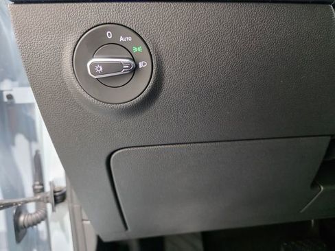 Used 2025 Volkswagen Taos SEL image 18