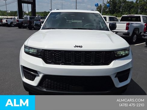 Used 2023 Jeep Grand Cherokee Altitude RWD image 3
