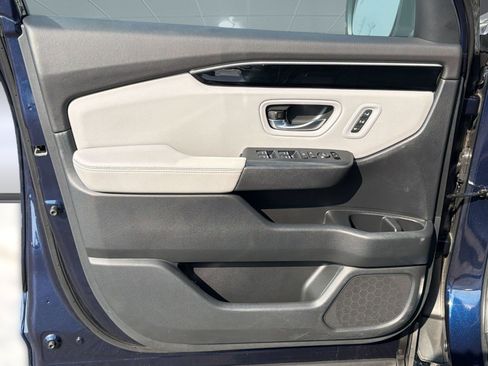 Used 2025 Honda Pilot Touring image 17